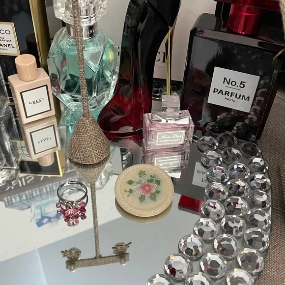 ✨🎉🎉💕Vintage Avon Floral Decorative Round Brooche💕✨ Preloved - Picture 4 of 4